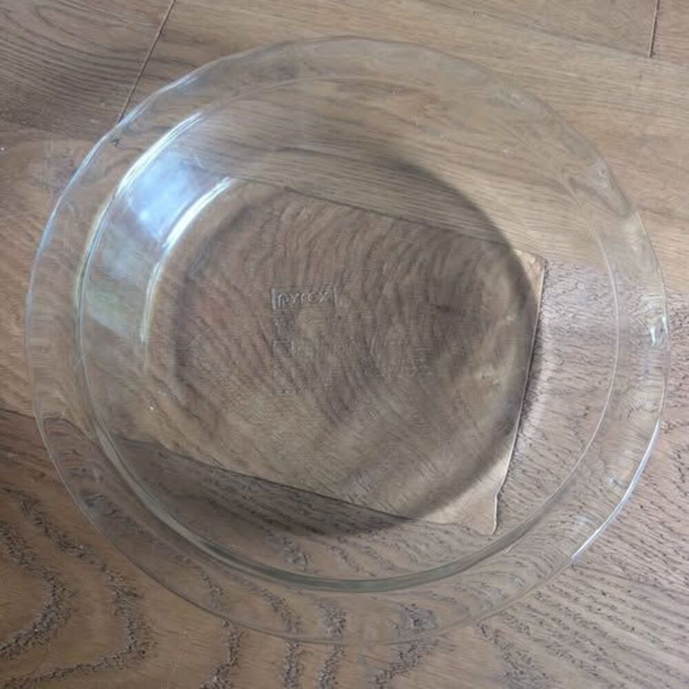 Pyrex clear glass pie dish with ruffled / fluted edges 9.5"